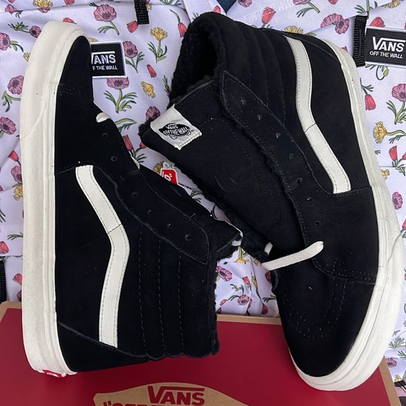 Vans Men’s Sk8-Hi
Cozy Hug Black
VN0A7Q5NBLK
Sneakers - Picture 12 of 16